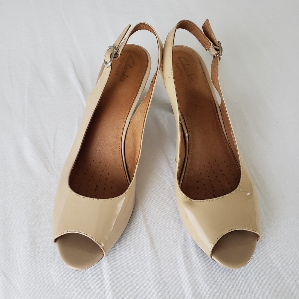 Clarks tan patent leather 2" peep toe sling backs